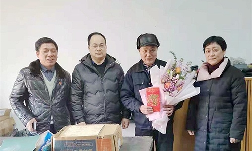 浙江省國防工業(yè)工會徐航主任、王哲（副處級調研員）代表省國防工業(yè)工會來公司慰問全國勞動模范余昌琴和困難職工。